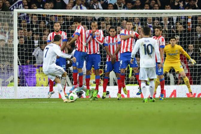 Nella ripresa palo di Benzema, il secondo, poi Ronaldo la piazza su punizione: ancora palo: e sono 3. Afp